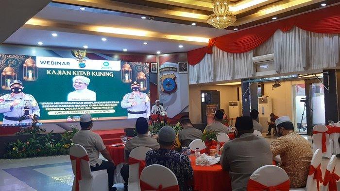 Gelar Pembinaan Rohani Kajian Kitab Kuning, Kapolda Kalsel Inginkan Personelnya Makin Humanis