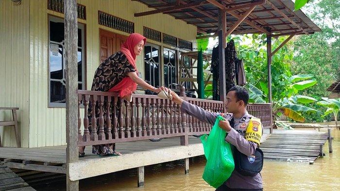 Bantu Kebutuhan Makan Korban Banjir, Polres HST Dirikan Dapur Umum