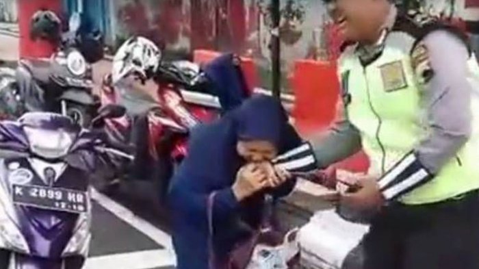 Viral! Emak-emak Gigit Tangan Anggota Polisi Sampai Meringis Kesakitan, Ini Gara-garanya
