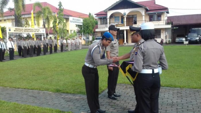 Juara Binaraga Kalselteng HUT BSC 2017, Polisi ini Dapat Penghargaan Kapolres HSU