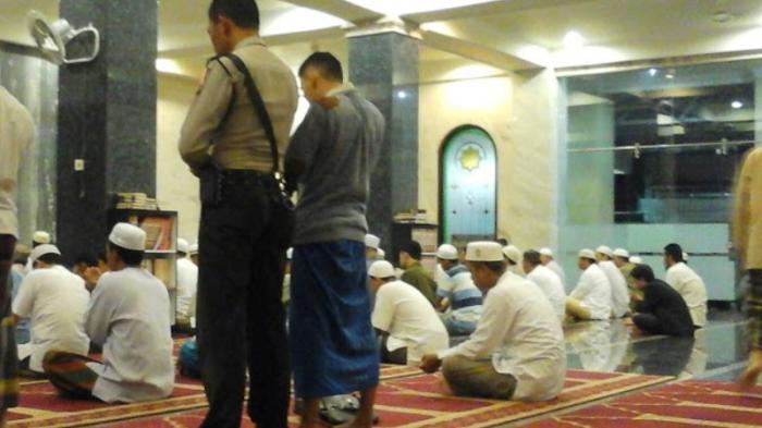 Lupakan Polisi Ganteng, Petugas Ini Masih Berseragam Salat Subuh Menghadap