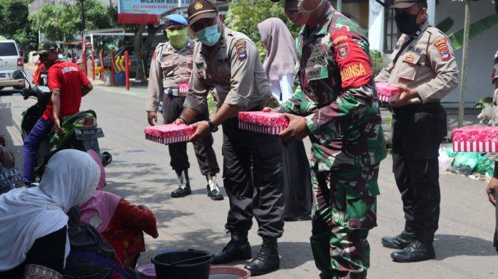 Sinergitas TNI-Polri di HSU Hadapi Dampak Corona, Bagikan Makanan ke Masyarakat