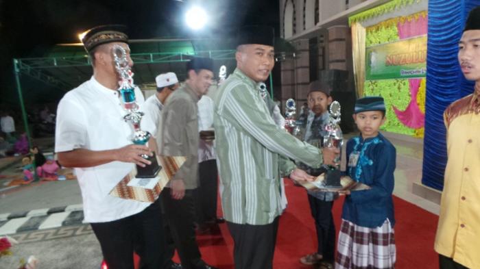 Kapolres Tapin Serahkan Trofi Kepada Kafilah Tapin