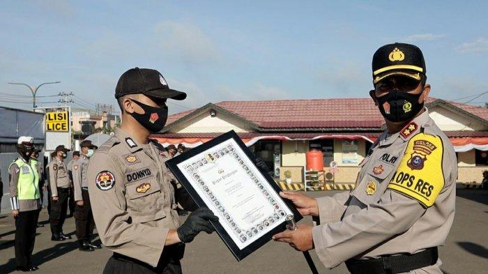 Dinilai Berprestasi, Paur Subbag Humas Polres Tabalong Terima Penghargaan dari Kapolda Kalsel