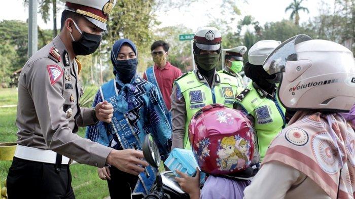 Satlantas Polres Tabalong Berikan Takjil Kamseltibcarlantas bagi Pengendara Tertib