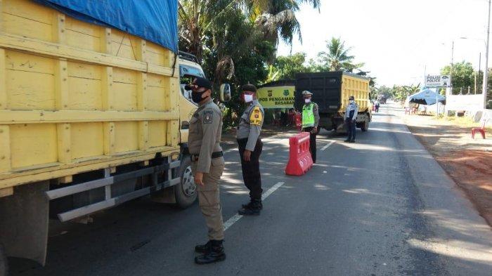 Petugas Pos Pengamanan PSBB Perbatasan di Basarang Kapuas Cek Suhu Tubuh Pengendara