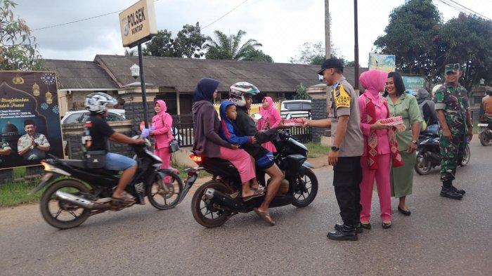 Kenalkan Kue Lumpur Surga Khas Kintap, AKP Teguh Lakukan dengan Cara Unik Ini