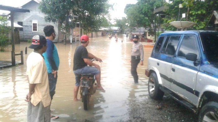 Lima Desa di Kecamatan Satui Tanahmbumbu Terendam Banjir, Polsek Satui Bantu Evakuasi Warga