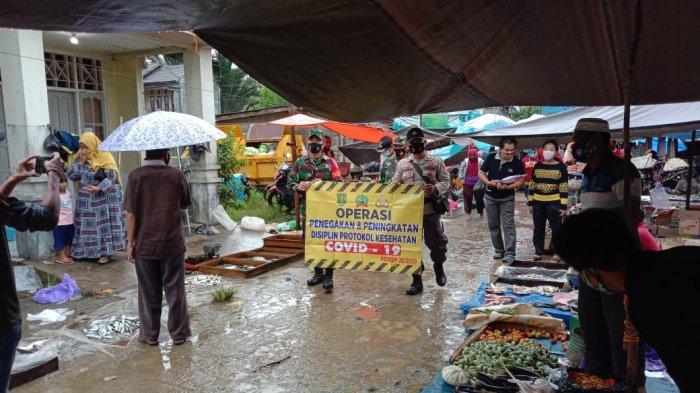 Operasi Yustisi Protokol Kesehatan di Pasar Jangkung Tabalong, 3 Pelanggar Disanksi Beli Masker