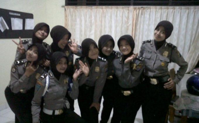 Polwan Dapat Dana Jahit Jilbab