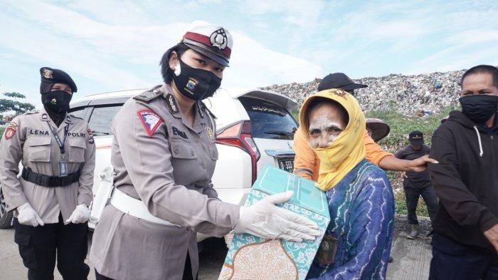 Para Polwan Ini Bantu Sembako ke Pemulung Hingga Anjangsana ke Purnawirawan