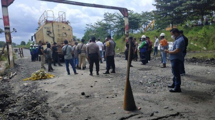 Polisi Polda Kalsel Tiba, Police Line di Jalan Hauling Kilometer 101 Suato Tatakan Dilepas