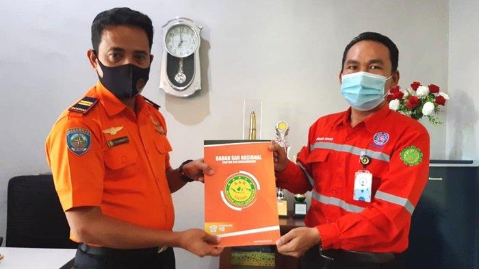 Pos SAR Kotabaru Berikan Sertifikat Potensi SAR kepada Tim Fire & Rescue Indocement