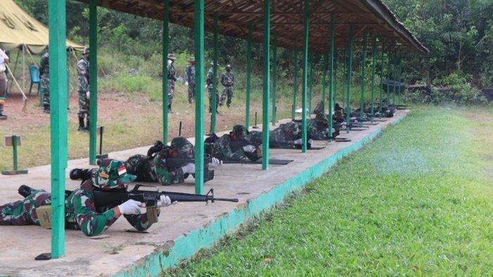 Prajurit Kodim 1006/Martapura Latihan Menembak Menggunakan Senjata Ringan