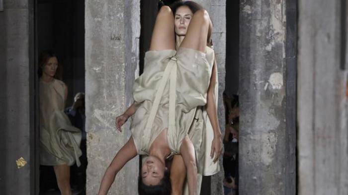 Unik, Model Saling Gendong di Atas Panggung