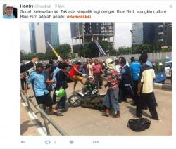 Presiden di Tengah Demo Taksi Malah Dipunggungi? Kok Pakai Gaun Cokelat?