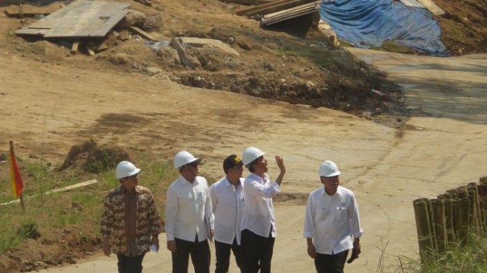 Lalui Jalan Menanjak Saat Tinjau Proyek Tol Bocimi, Jokowi Terengah-engah