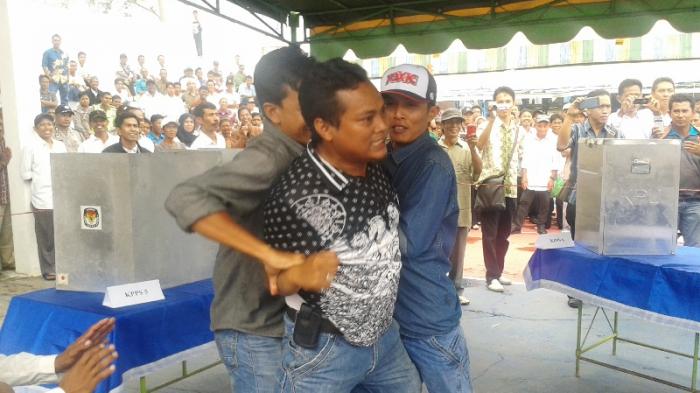 Polisi Tapin Lumpuhkan Pria Mengamuk di TPS