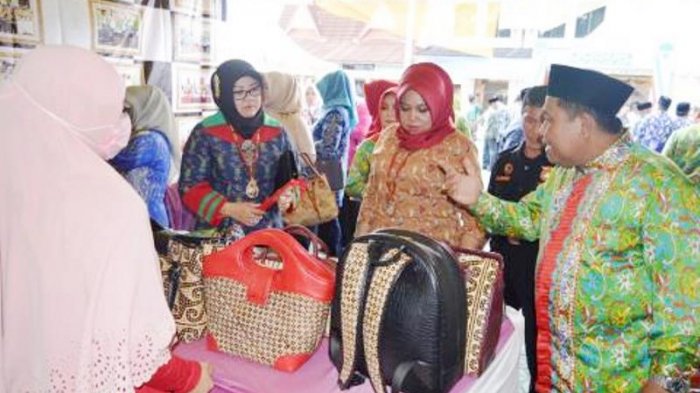 Wah, Sambangi Stand Kapuas, Bupati Barut Tiba-tiba Borong Semua Kerajinan Lokalnya
