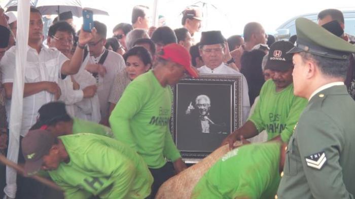 Ariel dan Sophia Latjuba 10 Menit di Makam Adnan Buyung