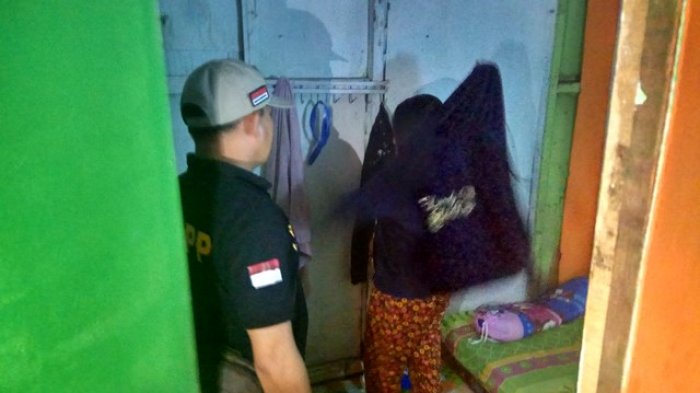 Giliran Rekan Tante Mer Digerebek, Petugas Dobrak Pintu, Astaga Satu Belum Sempat Pakai Celana!