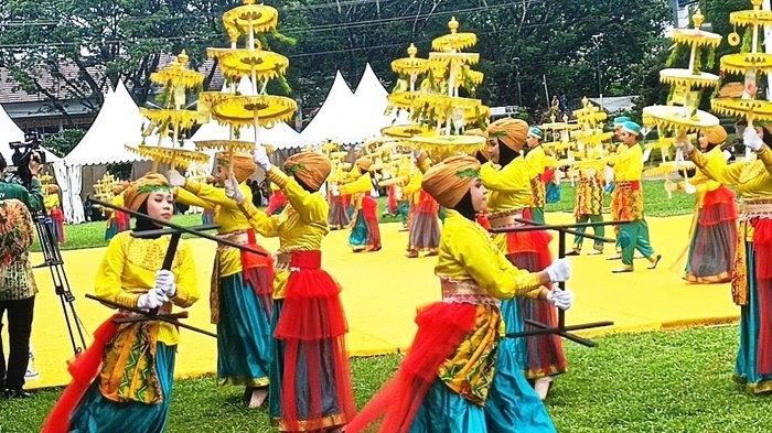 Peringatan HUT ke-73 Kabupaten HSS, Gubernur Kalsel Disambut Mamanda dan Tari Kolosal Batamat Qu'ran