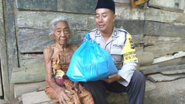 Nenek Jompo di Sungai Loban Ini Tak Manyangka Gubuknya Didatangi Polisi, Ini yang Didapatnya