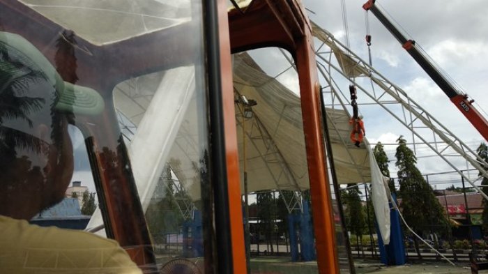 Ambruk Dihantam Puting Beliung, Kini Lapangan Tenis Martapura Dimasuki Alat Berat