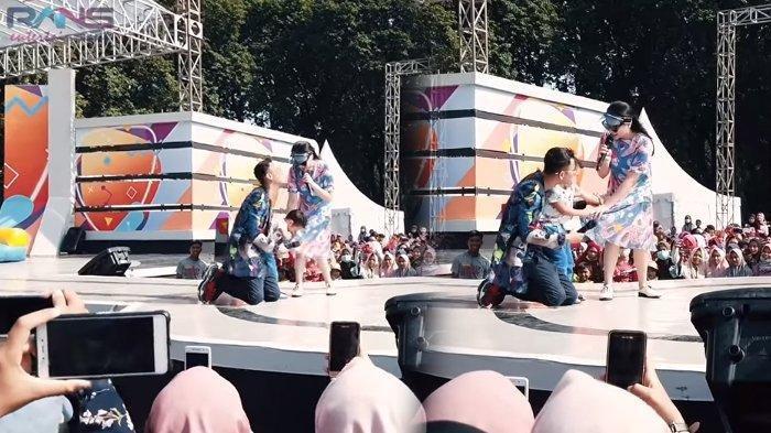 Aksi Tak Terduga Rafathar Pukuli dan Tarik Rok Nagita Slavina di Atas Panggung, Raffi Ahmad Bereaksi