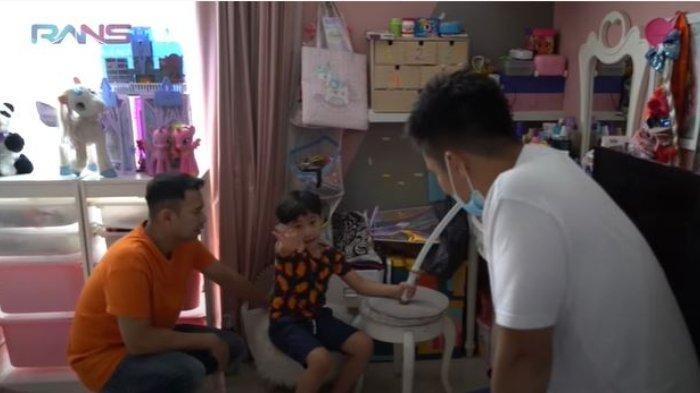 Shalat Direkam Kamera, Rafathar Semprot Baim Wong dan Raffi Ahmad, Putra Nagita: Kameranya Dimatiin