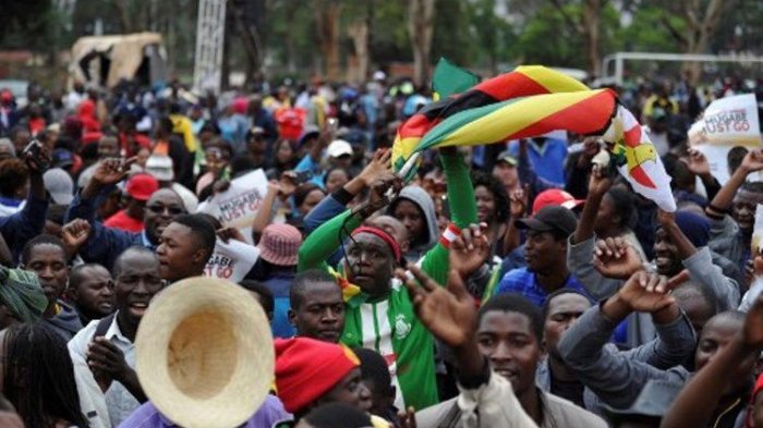 Rakyat Zimbabwe Turun ke Jalan Desak Presiden Robert Mugabe Mundur