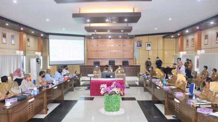 Bupati Banjar H Saidi Masyur Ingin Pelaksanaan Vaksinasi Covid-19 Capai Target - rapat-koordinasi-rutin-awal-pekan-di-aula-barakat-martapura-senin-4102021-kemarin-02.jpg