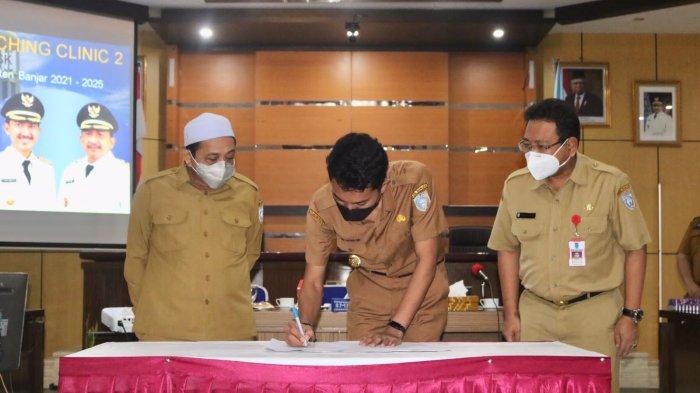 Bupati Banjar H Saidi Masyur Ingin Pelaksanaan Vaksinasi Covid-19 Capai Target - rapat-koordinasi-rutin-awal-pekan-di-aula-barakat-martapura-senin-4102021-kemarin-03.jpg