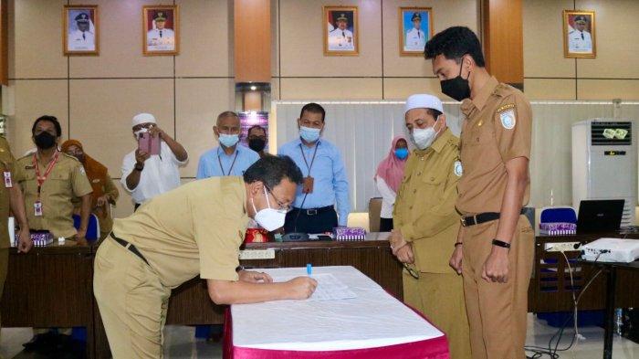 Bupati Banjar H Saidi Masyur Ingin Pelaksanaan Vaksinasi Covid-19 Capai Target - rapat-koordinasi-rutin-awal-pekan-di-aula-barakat-martapura-senin-4102021-kemarin-04.jpg