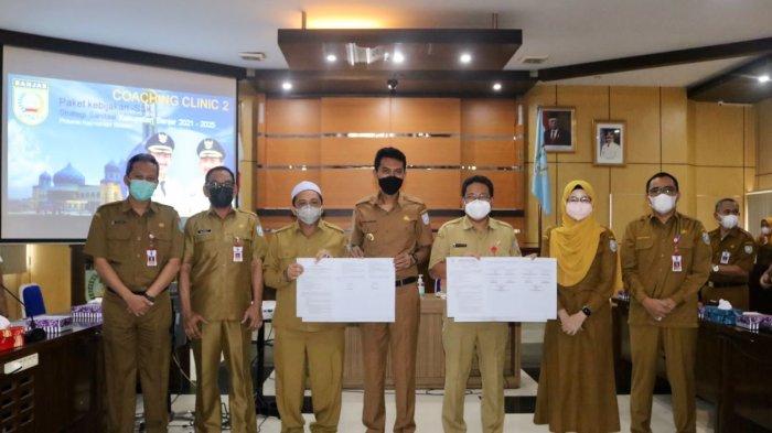 Bupati Banjar H Saidi Masyur Ingin Pelaksanaan Vaksinasi Covid-19 Capai Target - rapat-koordinasi-rutin-awal-pekan-di-aula-barakat-martapura-senin-4102021-kemarin-05.jpg