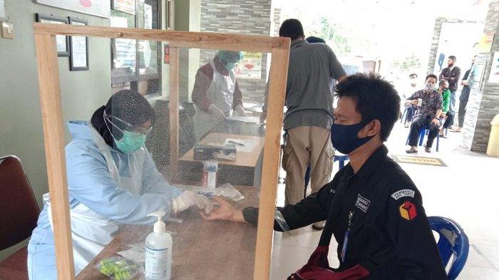 Reaktif Rapid Test, 14 Pengawas TPS di Kota Banjarbaru Jalani Swab