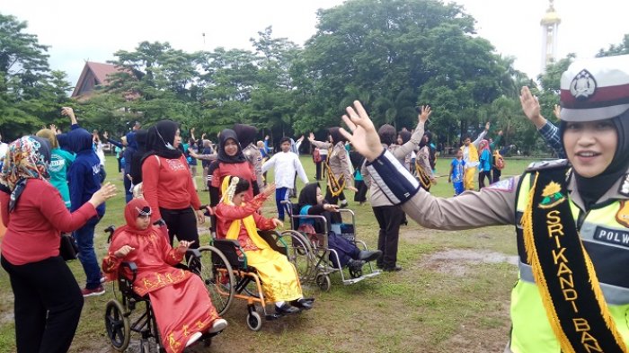 Polwan Cantik Bersama Ratusan Anak Berkebutuhan Khusus Senam Maumere
