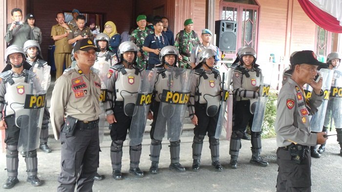 Ada Apa, Penetapan Paslon Bupati-Wakil Bupati Kapuas Dijaga Ketat Ratusan Anggota TNI Polri?