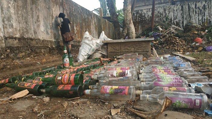 Bersihkan Pasar Paringin Balangan, Petugas Kebersihan Dapati Ratusan Sisa Botol Minuman Keras