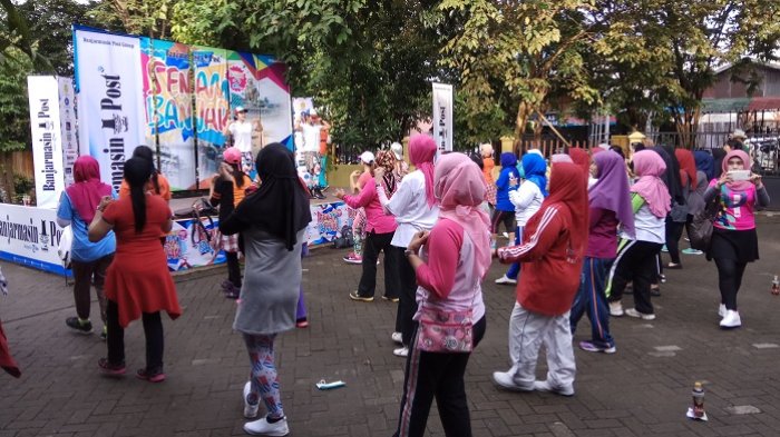 Warga Banjarmasin Utara Antusias Ikuti Gerakan Senam Banjar ala Zin Waty dan dan Zin Ria - ratusan-warga-banjarmasin-utara-antusias-mengikuti-senam-banjar_20170409_100319.jpg