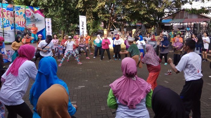 Warga Banjarmasin Utara Antusias Ikuti Gerakan Senam Banjar ala Zin Waty dan dan Zin Ria - ratusan-warga-banjarmasin-utara-antusias-mengikuti-senam-banjar_20170409_100408.jpg