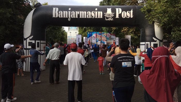 Warga Banjarmasin Utara Antusias Ikuti Gerakan Senam Banjar ala Zin Waty dan dan Zin Ria - ratusan-warga-banjarmasin-utara-antusias-mengikuti-senam-banjar_20170409_100832.jpg