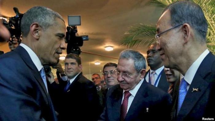 Obama, Castro Berjabat Tangan untuk Pertama Kalinya di Panama