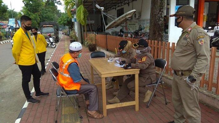 Tak Bermasker 27 Orang di HST Disanksi Nyapu Jalan, Tiga Beli Masker