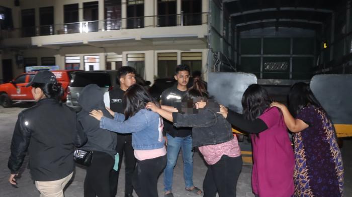 Razia Pekat di Berastagi, Polisi Amankan 11 Orang dan Sita Ratusan Bungkus Alat Kontrasepsi