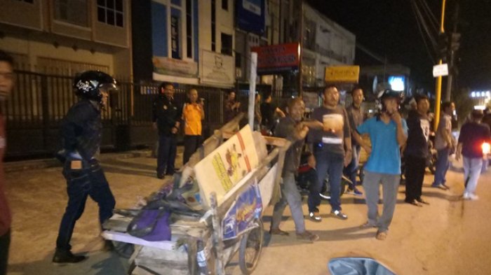 Satpol PP Razia Manusia Gerobak, Sempat Melawan, Gerobak yang Masih Baru Juga Dibawa