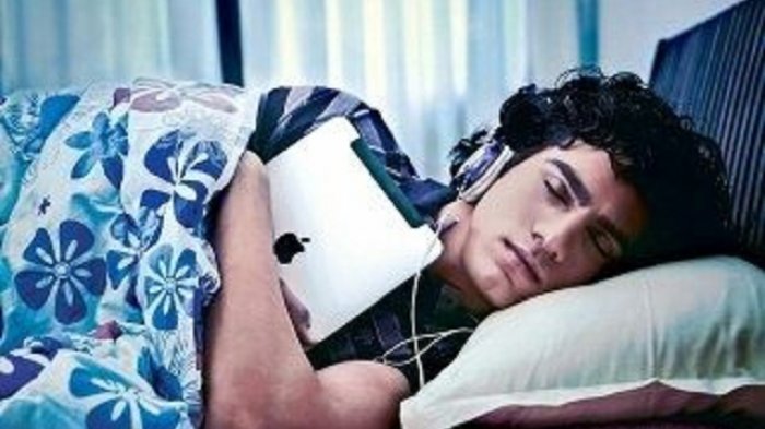 Remaja Ini Dinyatakan Tewas Usai Menempelkan Earphone Selagi Tidur