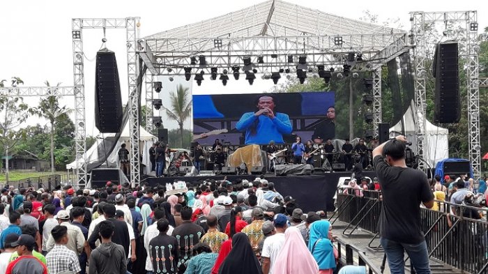 Ribuan Warga Hadiri Pernikahan Putra H Ciut, Jalan di Binuang Ditutup