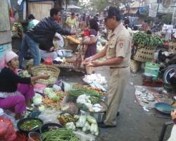 Muslih Kembalikan Uang Satu Per Satu