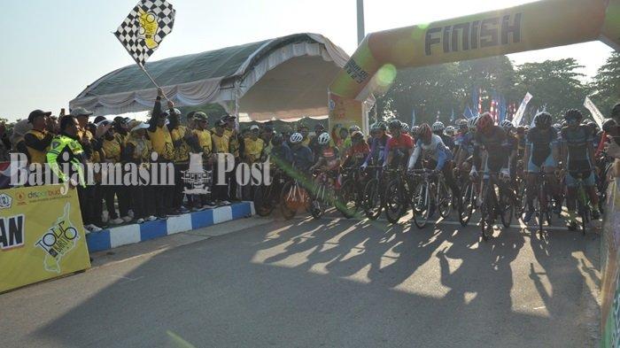 Cara Unik Warga Rantau Bedauh Sambut Kedatangan Peserta Tour de Barito Kuala 2023, Jadi Lebih Segar